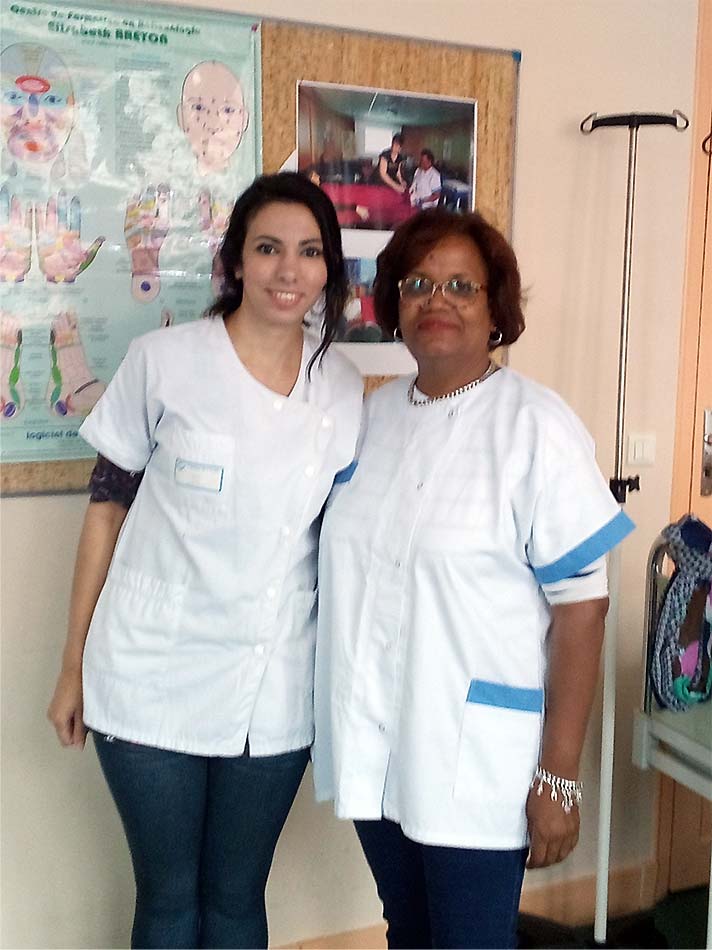 Lenna ISSAD, infirmière diplômée d'état et réflexologue, aux côtés de Marie-Agnès étudiante infirmière de 3ème année